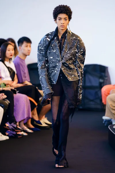 Look 16